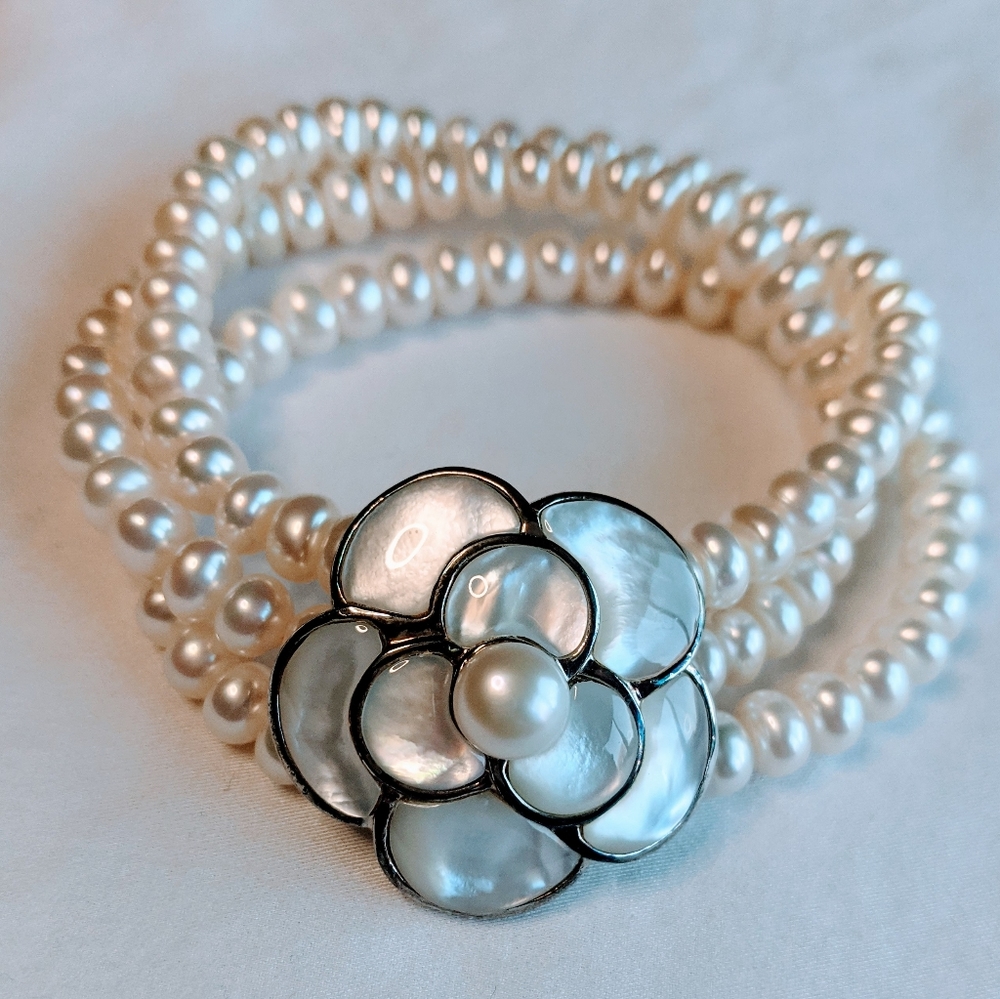 Three strand pearl stretch bracelet with flower